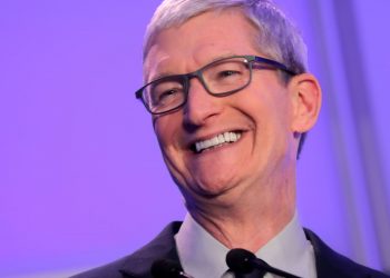 Không chỉ Tim Cook, lãnh đạo nhiều công ty cũng bị phản đối về lương thưởng