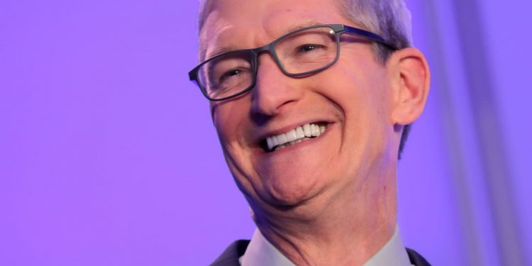 Không chỉ Tim Cook, lãnh đạo nhiều công ty cũng bị phản đối về lương thưởng