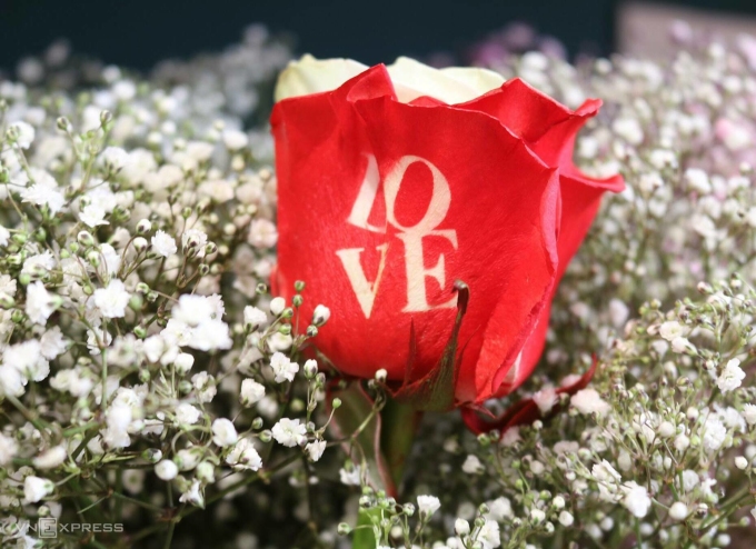 Valentine: 200 nghìn đồng một bông hồng in chữ Love