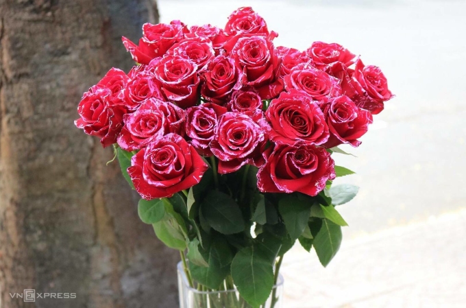 vimoney: Valentine: 200 nghìn đồng một bông hồng in chữ Love