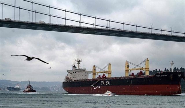 Giao tranh Nga – Ukraine khiến hàng trăm tàu hàng mắc kẹt, trúng tên lửa