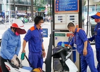Không dễ giảm nhiệt đà tăng của giá xăng dầu