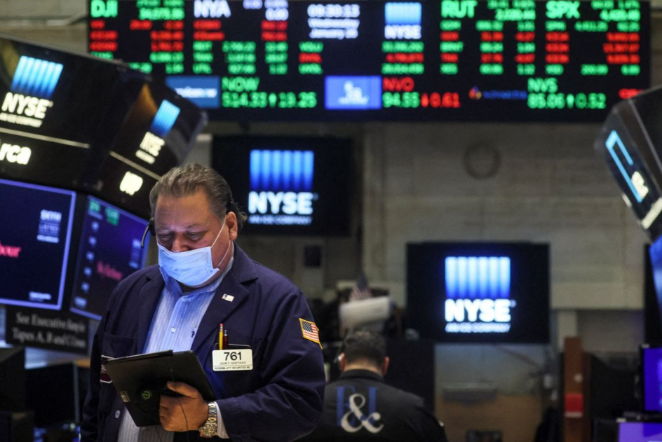 Thị trường chứng khoán mất gần 2 điểm trước tín hiệu mới của FED.