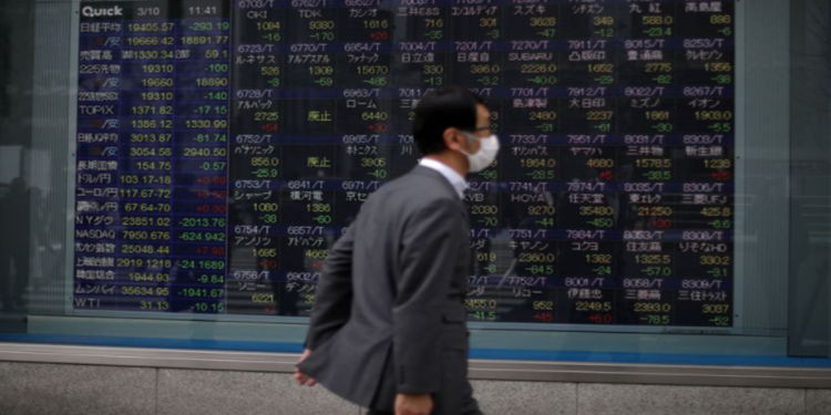 Cổ phiếu lao dốc, thị trường tự do giảm mạnh, đồng USD tăng nhiệt