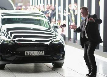 Elon Musk - Ông chủ Tesla nhảy múa chào mừng "đứa con" 5 tỷ Euro