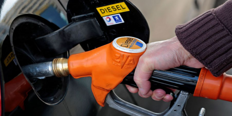 Giá dầu hạ nhiệt giữa chiến sự leo thang