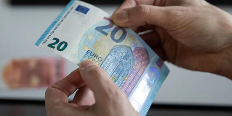 “Hòn đá” lạm phát đè nặng lên chân người lao động châu Âu