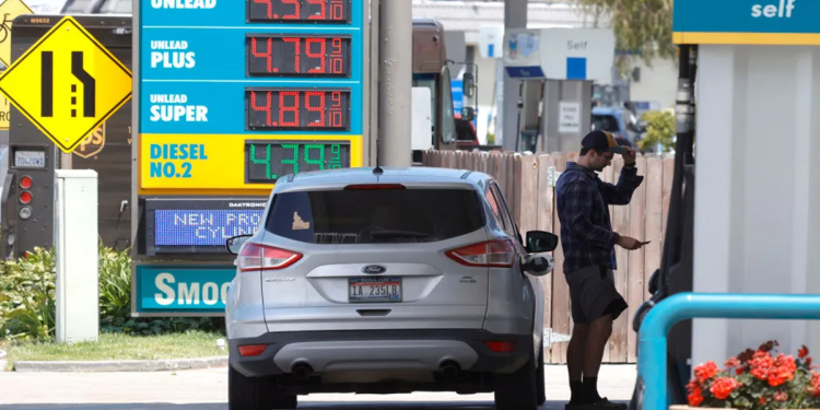 Người dân Canada và Mỹ khủng hoảng vì giá xăng tăng phi mã