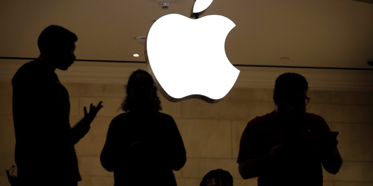 Cựu nhân viên Apple bị tố lừa đảo hơn 10 triệu USD từ chính Nhà Táo