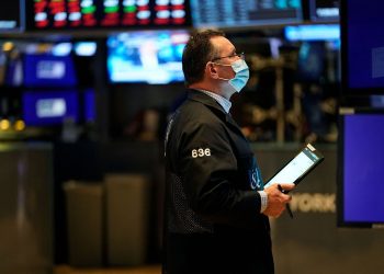 Chứng khoán Mỹ tiếp tục đi xuống, ETF của Nga trượt dốc không phanh, giá dầu WTI đạt 100 USD