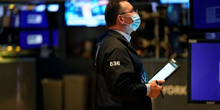 Chứng khoán Mỹ tiếp tục đi xuống, ETF của Nga trượt dốc không phanh, giá dầu WTI đạt 100 USD