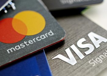 Visa và Mastercard chặn giao dịch của ngân hàng Nga