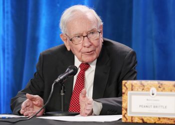 Vụ chốt deal lớn nhất trong nhiều năm của Warren Buffett: Mua lại một công ty bảo hiểm với giá 11,6 tỷ USD tiền mặt