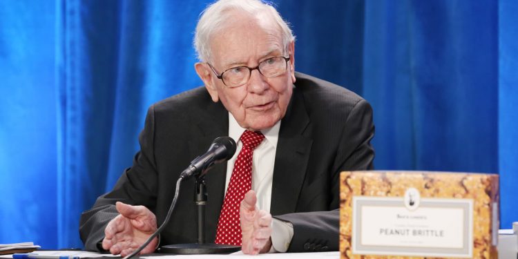 Vụ chốt deal lớn nhất trong nhiều năm của Warren Buffett: Mua lại một công ty bảo hiểm với giá 11,6 tỷ USD tiền mặt
