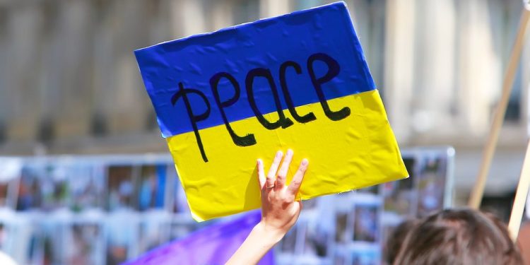 Lệnh trừng phạt đến như “vũ bão”, ông lớn châu Âu và Mỹ nhanh chóng “rút lui” khỏi Nga