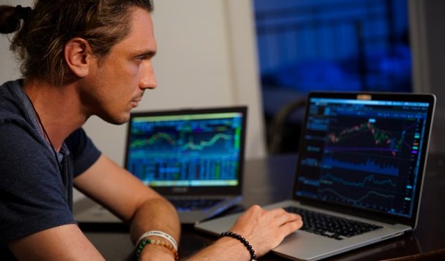 Khi các nhà đầu tư nhỏ lẻ và chuyên nghiệp hoán đổi vị trí trên thị trường