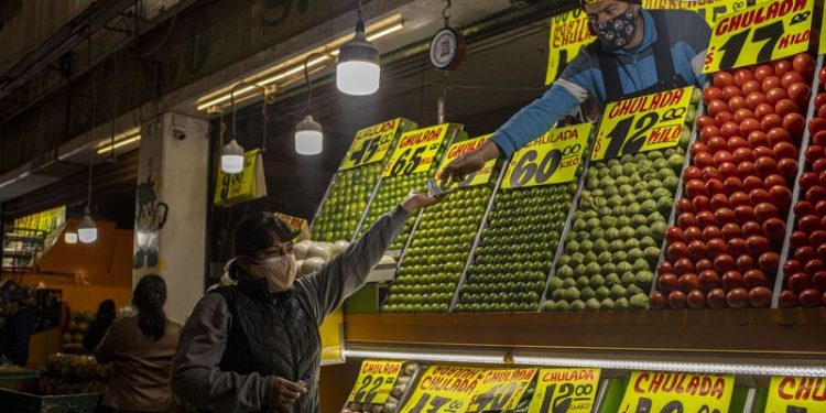 Cơn bão giá hàng hóa buộc người tiêu dùng phải thắt lưng buộc bụng