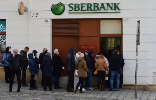 vimoney: Rút khỏi châu Âu, cổ phiếu ngân hàng Sberbank giảm 95%