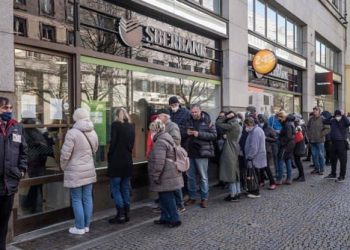 Rút khỏi châu Âu, cổ phiếu ngân hàng Sberbank giảm 95%