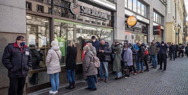 Rút khỏi châu Âu, cổ phiếu ngân hàng Sberbank giảm 95%