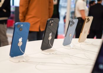 Apple tạm dừng bán sản phẩm trước xung đột Nga - Ukraine