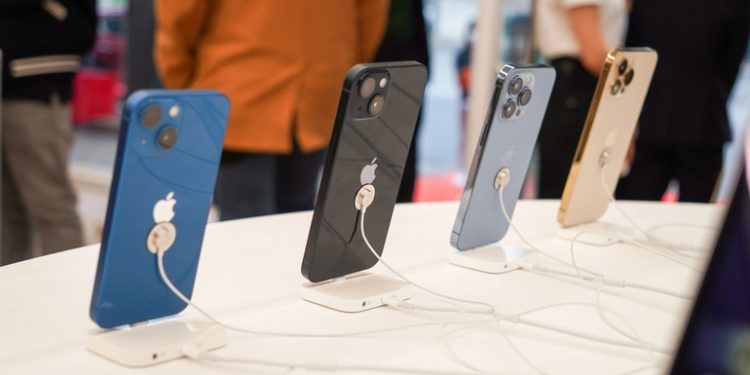 Apple tạm dừng bán sản phẩm trước xung đột Nga - Ukraine