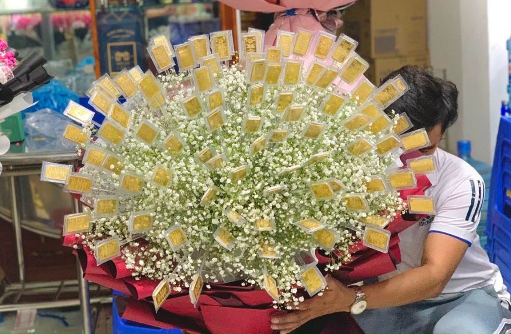 Bó hoa 100 cây vàng tặng vợ ngày 8/3 khiến cộng đồng mạng sôi sục