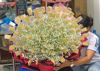 Bó hoa 100 cây vàng tặng vợ ngày 8/3 khiến cộng đồng mạng sôi sục