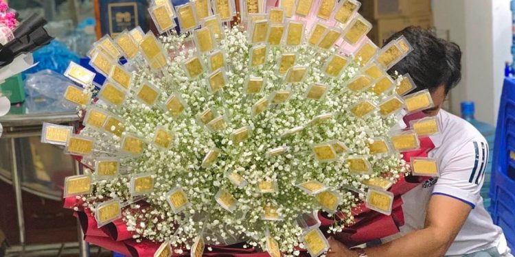 Bó hoa 100 cây vàng tặng vợ ngày 8/3 khiến cộng đồng mạng sôi sục