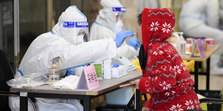 Chỉ số Hang Seng "bay màu" gần 5% khi nhà đầu tư để mắt tới làn sóng Covid ở Trung Quốc