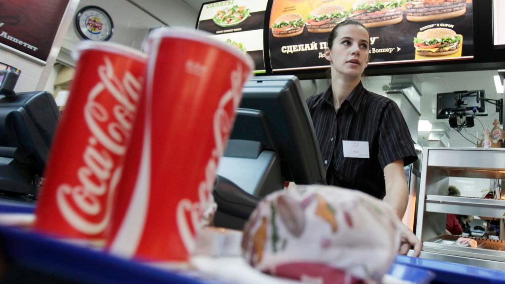 Coca-Cola, Pepsi và loạt ông lớn của Mỹ "quay xe" tạm dừng kinh doanh tại Nga
