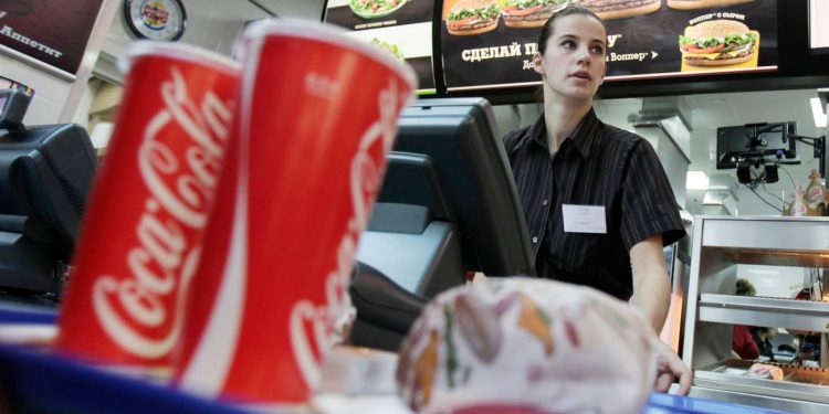 Coca-Cola, Pepsi và loạt ông lớn của Mỹ "quay xe" tạm dừng kinh doanh tại Nga