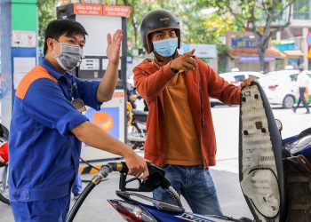 Ngày 13/2: Giá xăng tăng hơn 600 đồng/lít, giá dầu giảm
