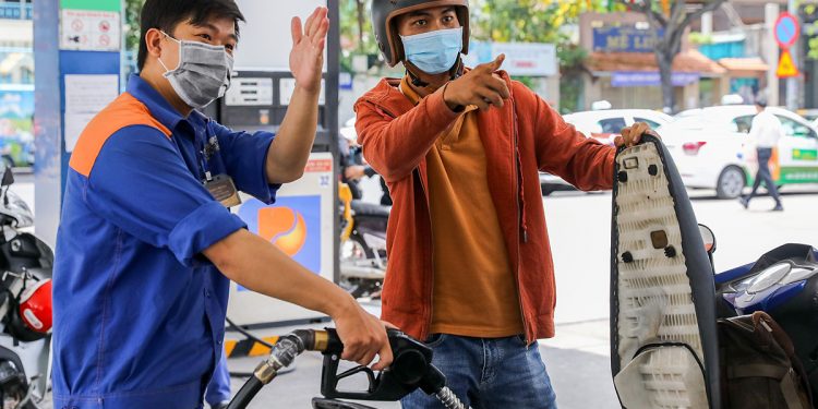 Ngày 13/2: Giá xăng tăng hơn 600 đồng/lít, giá dầu giảm