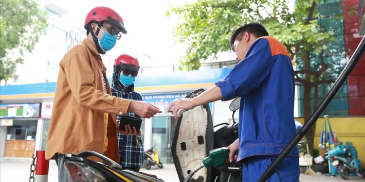 Sẵn sàng tinh thần cho kịch bản giá xăng 30.000 đồng/lít?