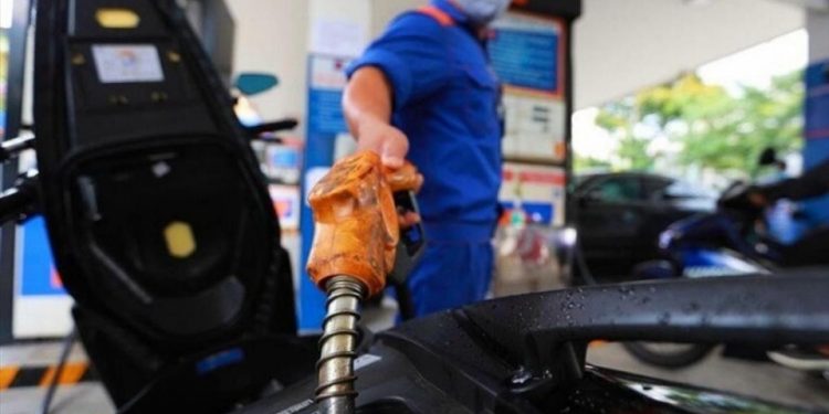 Bộ Công thương đề nghị giảm thuế môi trường 2.000 đồng/lít xăng