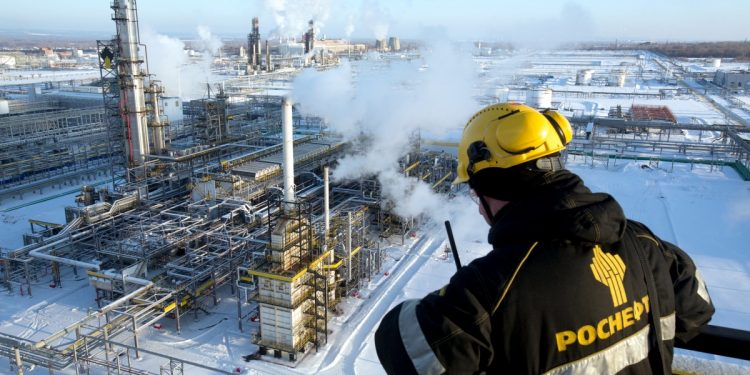 Phương Tây ngừng nhập dầu, Nga khẳng định có thị trường khác