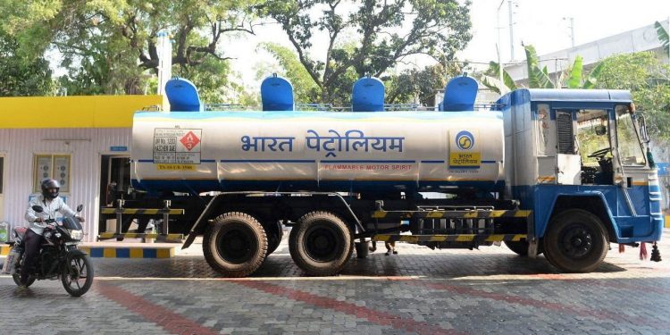 ViMoney: Ấn Độ vật lộn với thực tế mới của thị trường dầu mỏ toàn cầu