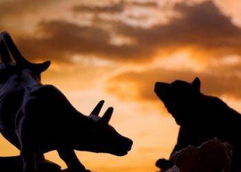 Cổ phiếu ngân hàng trở lại dẫn dắt, VN-Index đảo chiều tăng hơn 10 điểm, nhóm bán lẻ, thủy sản "dậy sóng"