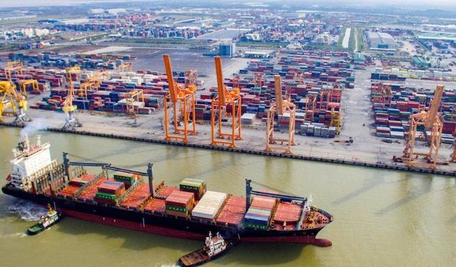 Doanh nghiệp vận tải “méo mặt” vì giá xăng dầu - Ảnh 1.