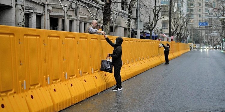 Omicron đang giáng một đòn lớn vào nền kinh tế Trung Quốc