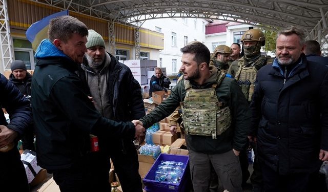 tổng thống ukraine thăm bucha ảnh 1