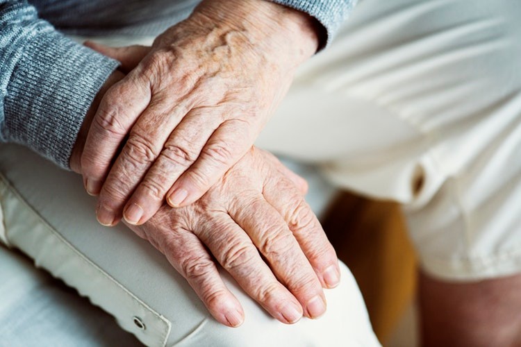 Mua bảo hiểm nhân thọ cho người già và những lưu ý không nên bỏ qua