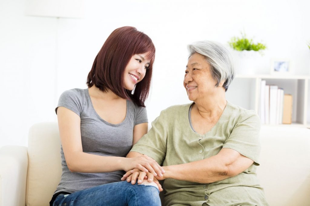 Mua bảo hiểm nhân thọ cho người già và những lưu ý không nên bỏ qua