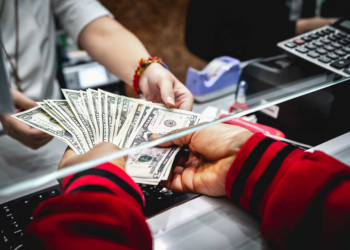 Deposit là gì? Phân biệt các loại hình Savings Deposit