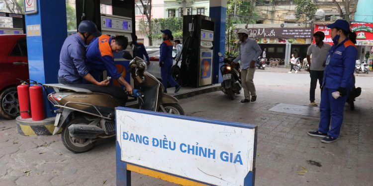 Giá xăng ngày mai có thể giảm gần 1.000đ/lít