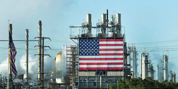 Ông Joe Biden công bố quyết định xả 1 triệu thùng dầu mỗi ngày