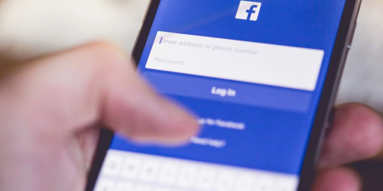 Tại sao người dùng Facebook trên thế giới đột ngột bị khóa tài khoản?