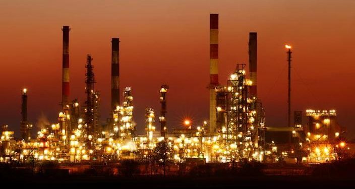 Giá dầu lại “sốc nhiệt” khi căng thẳng Nga-Ukraine không ngừng leo thang