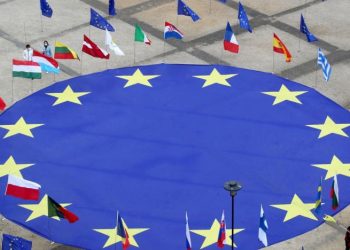 Lo sợ “tự bê đá đập chân mình”, châu Âu vẫn lưỡng lự cấm vận dầu Nga?